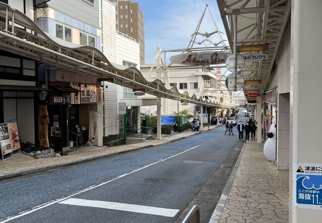 駅から海へ向かう途中。