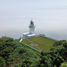 チキウ岬灯台は地球岬の突端、海抜130ｍの断崖の上にあります