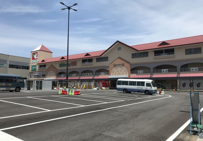 加賀温泉駅前のショッピングプラザ