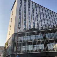 高くそびえるホテル。