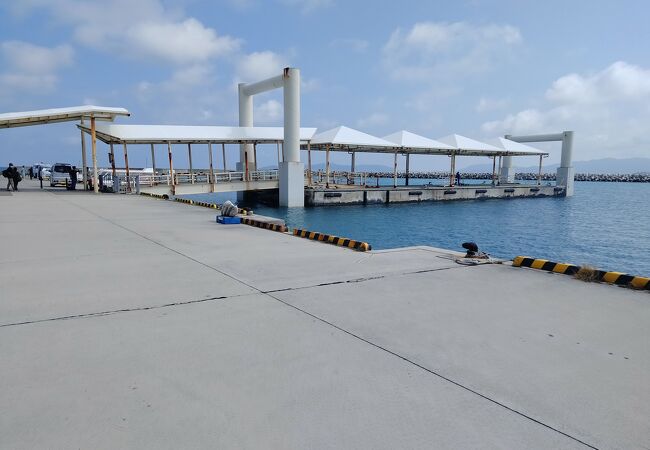 離島の港らしく、こじんまりしているところがよいです