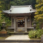 腰越の小動岬で祀られていたご神体が海中で発見されて八坂神社に祀られています。