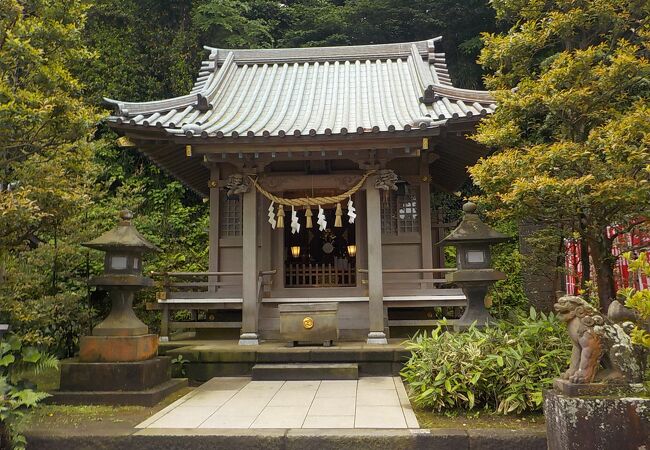 腰越の小動岬で祀られていたご神体が海中で発見されて八坂神社に祀られています。