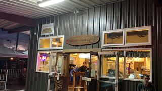 いつも入店待ちの行列ができている人気レストラン