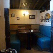 予約席なら仕切られています、4名で予約