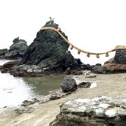 岩と神社の絶景ポイント