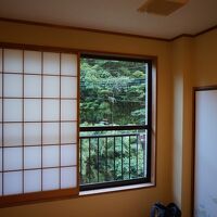 部屋から渓谷が見えます