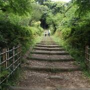 濃尾平野の真ん中に小高くある山