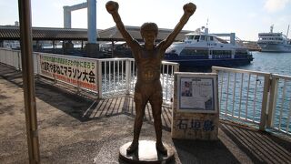 13度の世界タイトル防衛記録は現在も破られていない石垣島出身のボクシング世界チャンピオンんの銅像です。