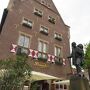 キーペンケルルの像が立つ小さな広場に面したドイツ料理店です。
