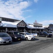 広くて設備の良い道の駅の他にも、様々なお店が集まっています