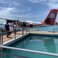 水上セスナで移動です