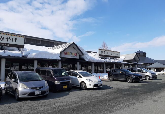 広くて設備の良い道の駅の他にも、様々なお店が集まっています