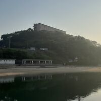 岬の上に建っています。