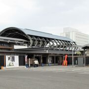 南口には路面電車駅とこうち旅広場、 北口は空港行きや長距離バス発着と便利