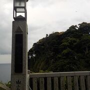 江ノ島観光のスポットで、両岸から絶壁が迫る迫力の景観です。