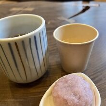 無料でいただけるお茶と桜餅