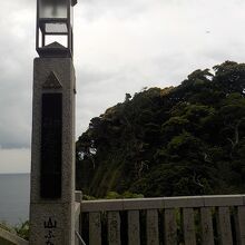 江島神社奥津宮に向かう途中の山二つの景観