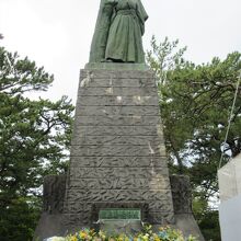 桂浜の波しぶきをイメージした瑞々しい生花が台座を飾っています