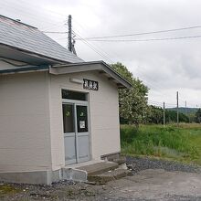 稚内方面ホームに駅舎があります