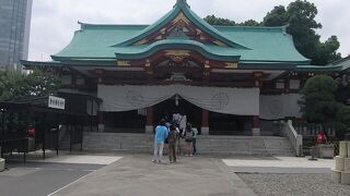 赤坂 オフィスビルに囲まれている山王日枝神社