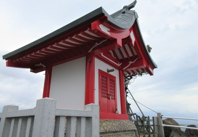 桂浜の南端の龍王岬に建っている小さな祠