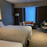 広くで、シックな雰囲気のお部屋でした。