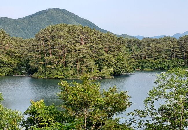 五色沼で一番大きく、観光地しています