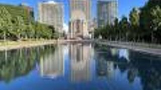 アンザック戦争記念塔の前