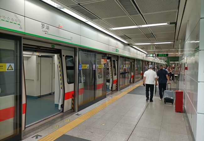 地下鉄１号線の終点が羅湖駅です。利用客も少なく、香港との往来はコロナ前には戻っていないようでした。