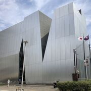 モダンな建物に北斎の作品の展示