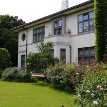 イギリス館。庭園のバラはほとんど終わり