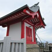 さすが台風の多い桂浜の岬の神社は石造り（？）