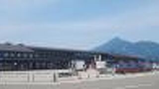 背景に美しい磐梯山が見える道の駅です