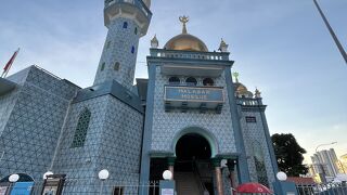 夕暮れ時に映えるブルーのモスク