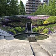 季節の花で飾られた記念碑