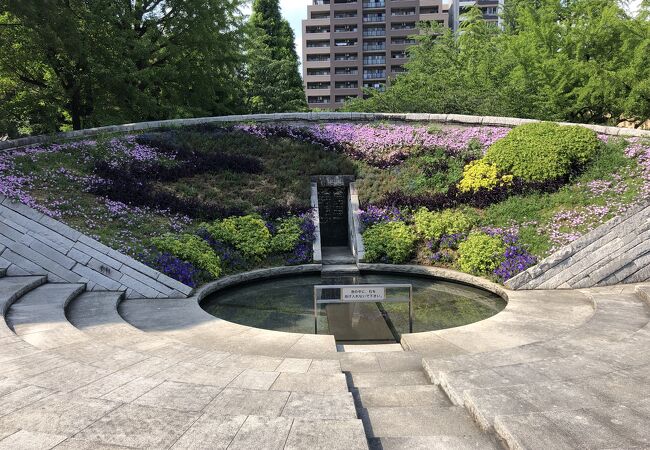 季節の花で飾られた記念碑