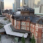 「東京駅丸の内駅舎」を眺める屋上庭園
