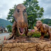 岐阜県白鳥ICから国道158号線を30Km（40分）位走ると、恐竜親子に着きました