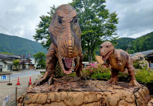 岐阜県白鳥ICから国道158号線を30Km（40分）位走ると、恐竜親子に着きました