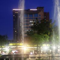 龍山寺から噴水を隔てて見たホテルです。