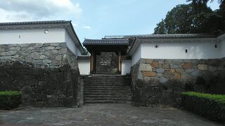 紫陽花も綺麗な甲府駅前にある城跡