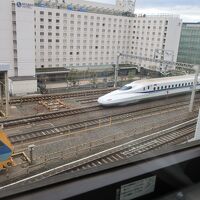 窓から新幹線の往来