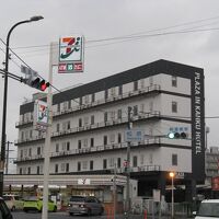 駅から逆方向の写真ですが、コンビニが隣りで目印になります。