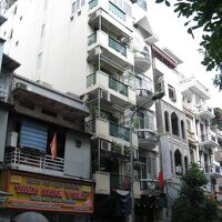 道路の向かいに８６番バスの停留所があります