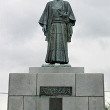 巨大な銅像です