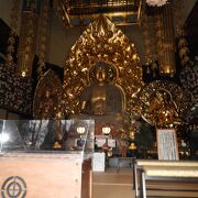 本堂の巨大な観音菩薩像は黄金の輝きを放っています！