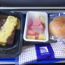 サイパン→成田行きの機内食のメインの味は不明でした？