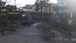 JR湯田温泉駅から徒歩５分程度のところに位置する井上馨氏の生家跡にある公園