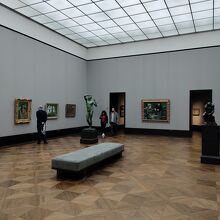 印象派の展示室。中央にマネの絵が展示されている